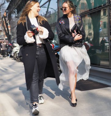 Milan moda haftasında Armani moda defilesinden önce moda blogcuları sokak tarzı kıyafet koleksiyonu