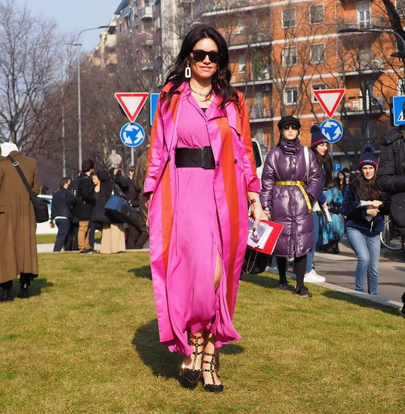 밀라노 컬렉션에서 아르마니 패션쇼 블로거들의 스타일 — 스톡 사진