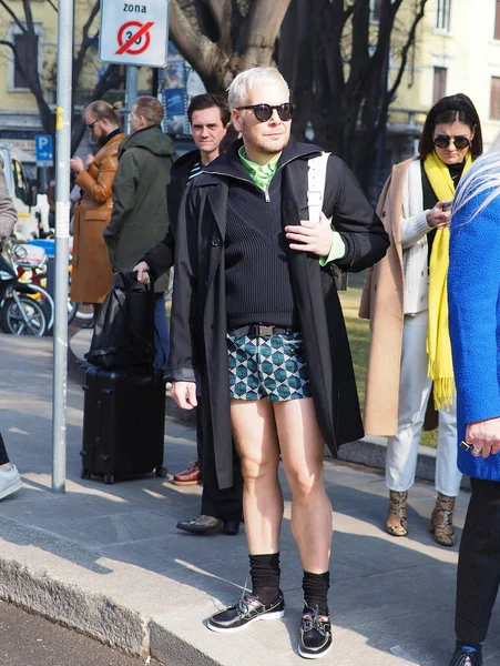 Fashion Bloggers Straat Stijl Outfit Voor Armani Modeshow Tijdens Milaan — Stockfoto