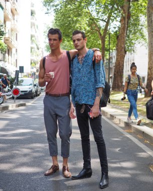 Milano Moda Haftası 'ndaki Dolce & Gabbana defilesinden sonra sokak tarzı modeller, bahar koleksiyonları.