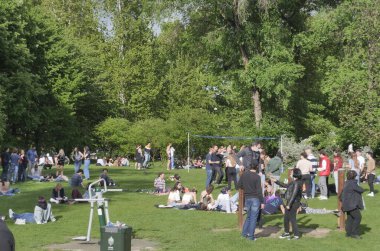 Milano 'daki Sempione parkında ilk pazar için birçok insan kilit altına alındı.. .