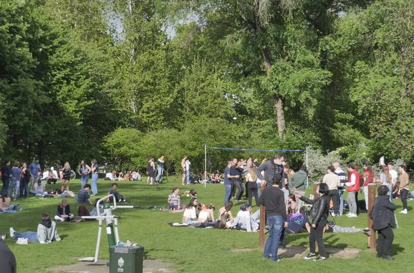 Milano 'daki Sempione parkında ilk pazar için birçok insan kilit altına alındı.. .