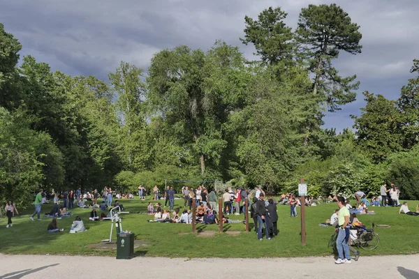 Milano 'daki Sempione parkında ilk pazar için birçok insan kilit altına alındı.. .