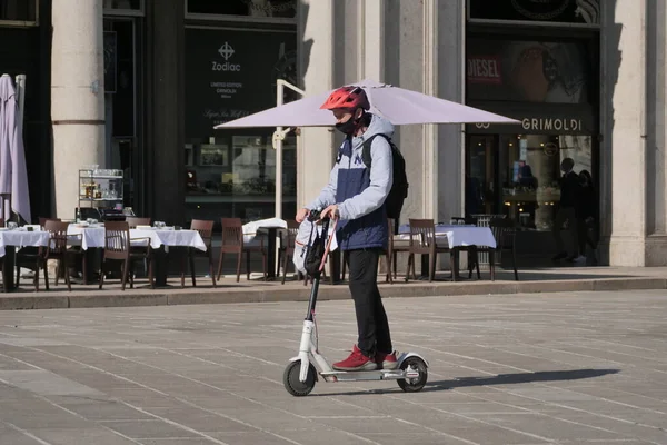 Pueblos Scooters Las Calles Milán Después Del Cierre Movilidad Ciudad —  Fotos de Stock