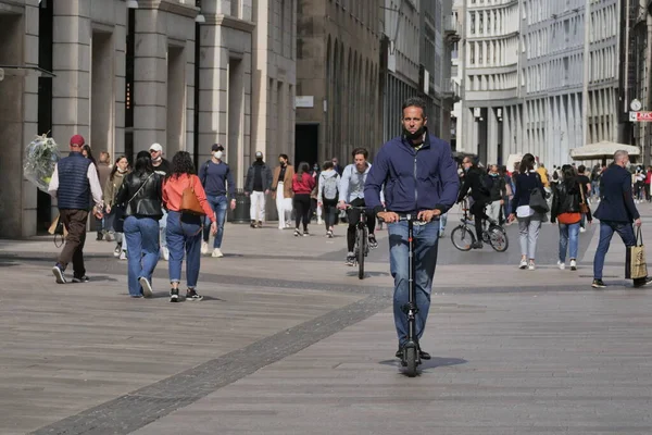 Pueblos Scooters Las Calles Milán Después Del Cierre Movilidad Ciudad —  Fotos de Stock