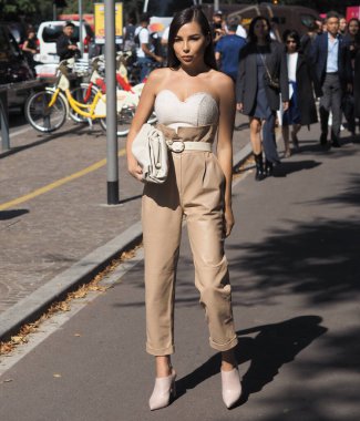 Milano moda / yaz koleksiyonları sırasındaki MSGM defilesinden sonra Karina Nigai sokak tarzı kıyafet.