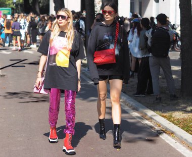 Milano moda / yaz koleksiyonları sırasında MSGM defilesinden sonra moda blogcuları sokak tarzı kıyafetler