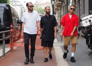 Moda blogcuları, Milano Moda Haftası koleksiyonları sırasında Neil Barrett defilesinden önce sokak tarzı kıyafetler.