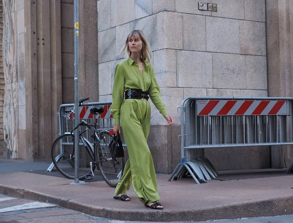 Narablog Mode Linda Tol Jalan Setelah Alberta Ferretti Fashion Show — Stok Foto