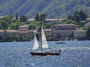 Lombardy, İtalya 'daki Lecco Gölü' nde yelken açan gemiler