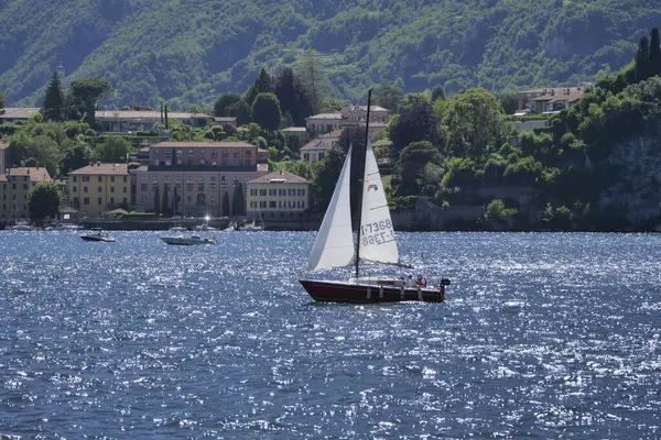 Ιστιοπλοϊκά Πλοία Στη Λίμνη Lecco Στη Λομβαρδία Ιταλία — Φωτογραφία Αρχείου