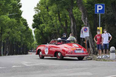  Brescia, İtalya: 16 Haziran 2021: 1000 mil, yıllık antika araba yarışı. Brescia 'nın ilk özel sahnesi..