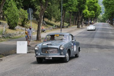 Brescia, İtalya: 16 Haziran 2021: 1000 mil, yıllık antika araba yarışı. Brescia 'nın ilk özel sahnesi..