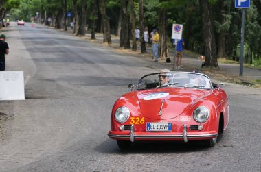  Brescia, İtalya: 16 Haziran 2021: 1000 mil, yıllık antika araba yarışı. Brescia 'nın ilk özel sahnesi..