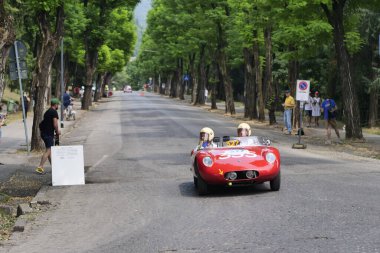  Brescia, İtalya: 16 Haziran 2021: 1000 mil, yıllık antika araba yarışı. Brescia 'nın ilk özel sahnesi..