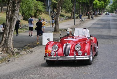  Brescia, İtalya: 16 Haziran 2021: 1000 mil, yıllık antika araba yarışı. Brescia 'nın ilk özel sahnesi..