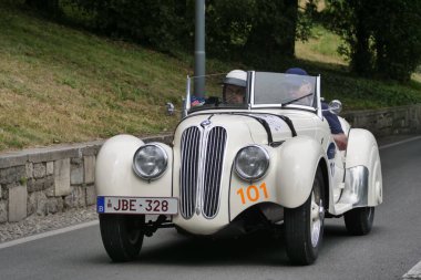  Brescia, İtalya: 16 Haziran 2021: 1000 mil, yıllık antika araba yarışı. Brescia 'nın ilk özel sahnesi..