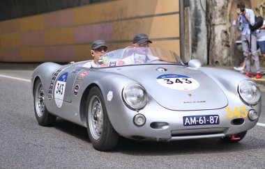  Brescia, İtalya: 16 Haziran 2021: 1000 mil, yıllık antika araba yarışı. Brescia 'nın ilk özel sahnesi..