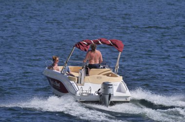 Lecco Gölü, Lombardy, İtalya 'da sürat teknelerinde insanlar