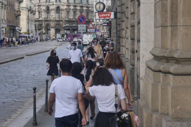 Milan tecritten sonra yeniden açılıyor. Şehir caddeleri arasında bir durum var. Lombardy, İtalya.
