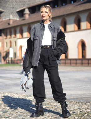 Veronica Ferraro, Milano moda haftası kadın koleksiyonları sırasında Alberta Ferretti defilesinden önce fotoğrafçılara poz veriyordu.