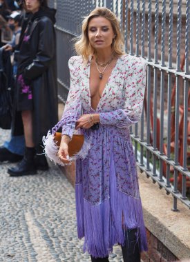 Veronica Ferraro, Milano moda haftası kadın koleksiyonları sırasında Lorenzo Serafini 'nin filozofi öncesi fotoğrafçılara poz veriyor.