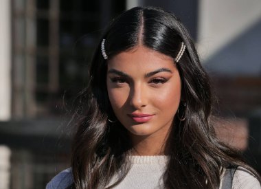   Web yıldızı Elisa Maino, Milano moda haftası kadın koleksiyonları sırasında Alberta Ferretti defilesinden önce fotoğrafçılara poz veriyor.