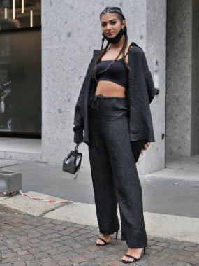  Web yıldızı Elisa Maino, Droome defilesinden önce, Milano moda haftası kadın koleksiyonları sırasında fotoğrafçılara poz veriyor.