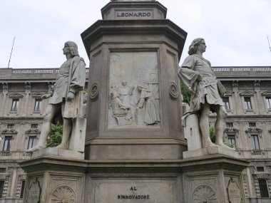  Leonardo da Vinci heykeli Piazza della Scala Milan, İtalya