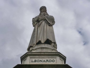  Leonardo da Vinci heykeli Piazza della Scala Milan, İtalya