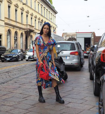 Moda blogcusu Tamara Kalinic, Milano moda haftası kadın koleksiyonu sırasında Peter Pilotto defilesinden önce sokak tarzı kıyafetler giyiyor.