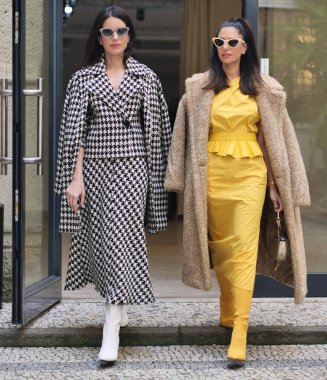 Moda blogcuları, Milano moda haftası kadın koleksiyonu sırasında Calcaterra defilesinden sonra sokak tarzı kıyafetler.!