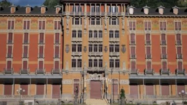 Özgürlük tarzında tarihi büyük otel, detaylar cephe, pencereler ve balkon.