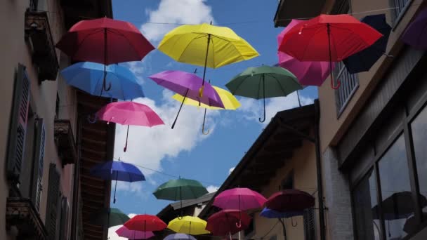 684 Barevné Umblellas Nainstalován Mezi Ulicí Clusone Bergamo Itálie — Stock video