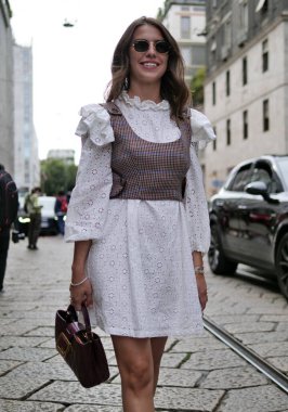 Moda blogcusu sokak tarzı kıyafet Milan Moda Haftası 'nda Drome Moda Gösterisinden önce / Kış 2020 / 2021 koleksiyonları.