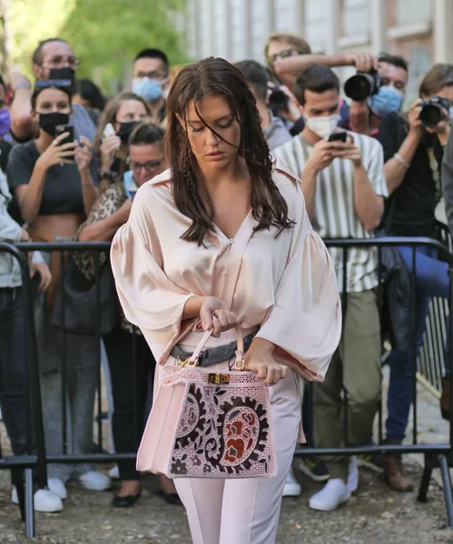 Roupa Estilo Rua Convidado Antes Fendi Desfile Moda Durante Milano — Fotografia de Stock