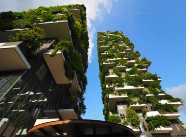Bosco Verticale - Dikey Orman gökdeleninde balkonlarda büyüyen ağaçlar, Stefano Boeri mimarisi tarafından tasarlandı. Milan, Lombardy, İtalya