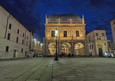 Gece Piazza della Loggia, Brescia, Lombardy, İtalya.