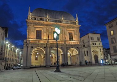 Gece Piazza della Loggia, Brescia, Lombardy, İtalya.