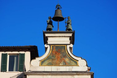 Piazza della Loggia 'daki çan kulesi, Brescia, Lombardy, İtalya.