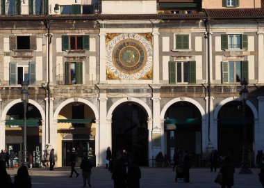 Piazza della Loggia, Brescia, Lombardy, İtalya 'da büyük saat.