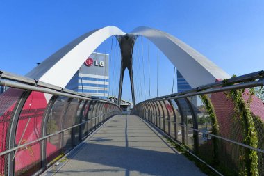 Piazza Gino Valle (Gino Valle Meydanı) 'ndaki modern köprü 