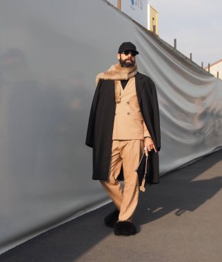 Moda blogcuları Graziano Di CIntio sokak tarzı kıyafet DSQuARED2 defilesinden önce, Milan Moda Haftası Koleksiyonları sırasında 