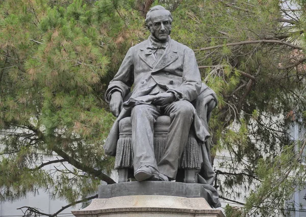  Lecco, İtalya 'da yazar Alessandro Manzoni' nin heykeli