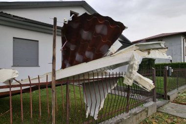 Bergamo 'da fırtına, büyük hasar, devrilmiş ağaçlar, çatılar açıldı ve sel baskını