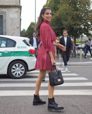 Milan moda haftası boyunca Prada defilesinden önce moda blogcusu sokak tarzı kıyafet