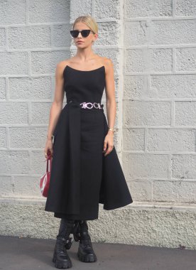 Moda blogcusu Caroline Daur sokak tarzı kıyafet Milan moda haftası boyunca Prada defilesinden önce / Yaz