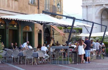 Ağustos ayı ortalarında üst Bergamo 'da birçok turist, Almanlar, Fransızlar ve İspanyollar köyün sokaklarını işgal etti, bu da kentin toparlanması için iyi bir işaret.. 