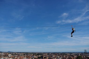 Bergamo, Lombardy, İtalya semalarında ipte uçuyor.