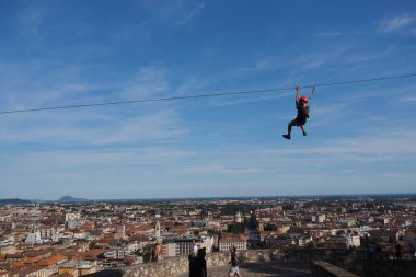 Bergamo, Lombardy, İtalya semalarında ipte uçuyor.